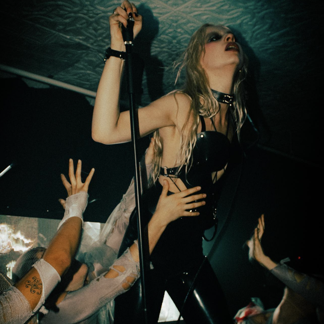 Stella Rose pop-up performance